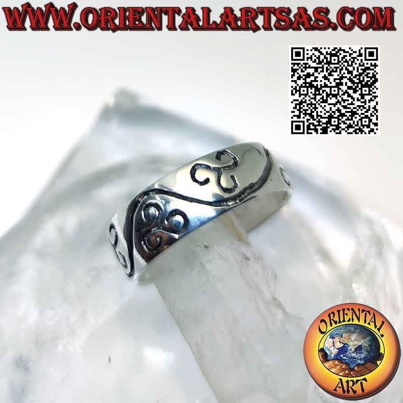 Bague en argent avec bande arrondie avec triskell gravé entre une ligne ondulée