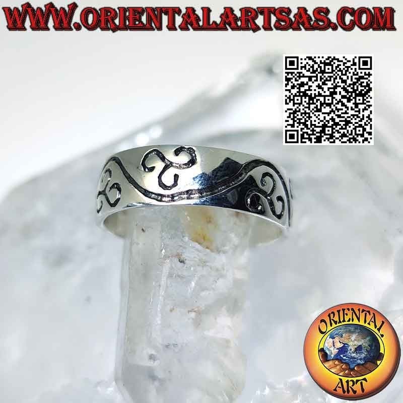 Bague en argent avec bande arrondie avec triskell gravé entre une ligne ondulée