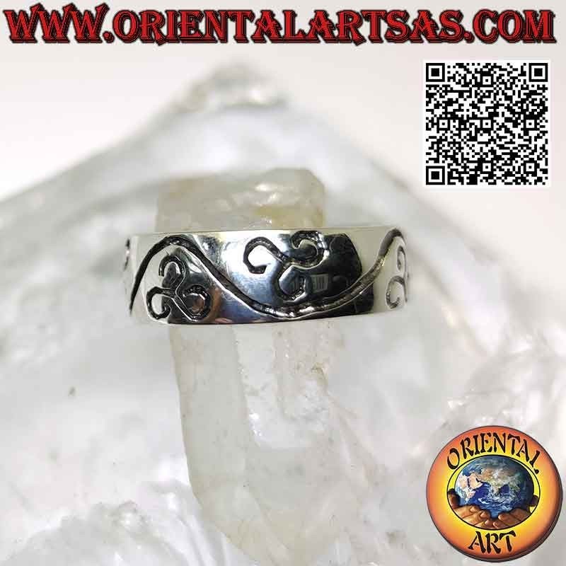 Silver ring with rounded band with triskell engraved between a wavy line