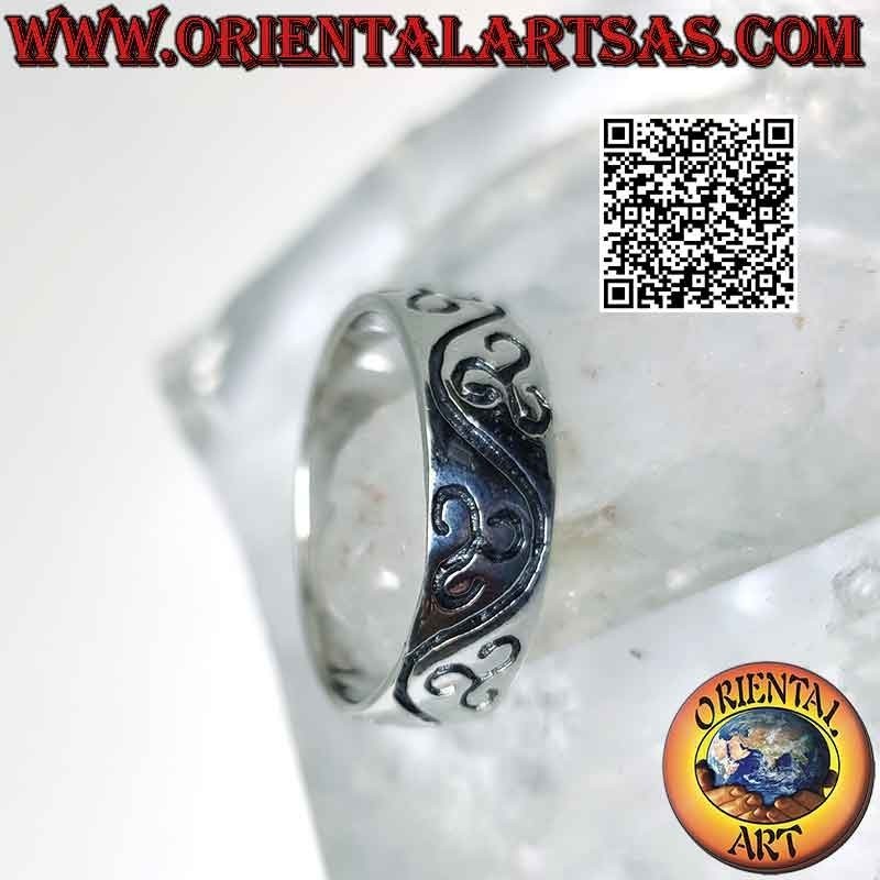 Anello in argento a fascia bombata con triskell incisi tra linea ondulata