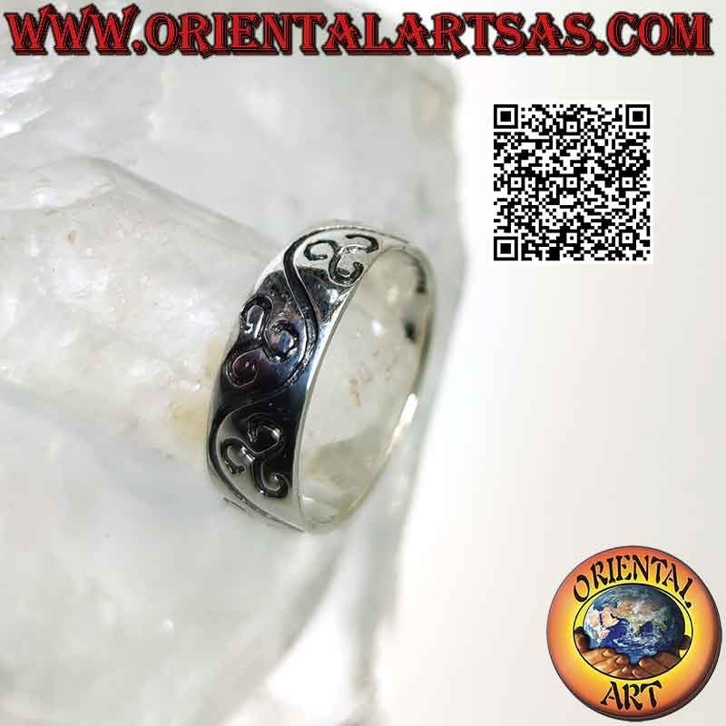 Bague en argent avec bande arrondie avec triskell gravé entre une ligne ondulée