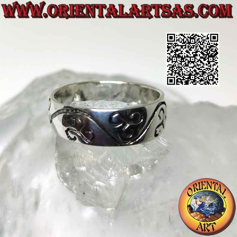 Bague en argent avec bande arrondie avec triskell gravé entre une ligne ondulée