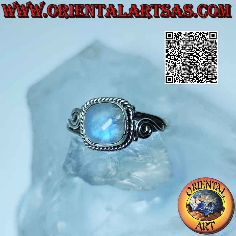 Anello in argento con pietra di luna arcobaleno e spirale asimmetrica