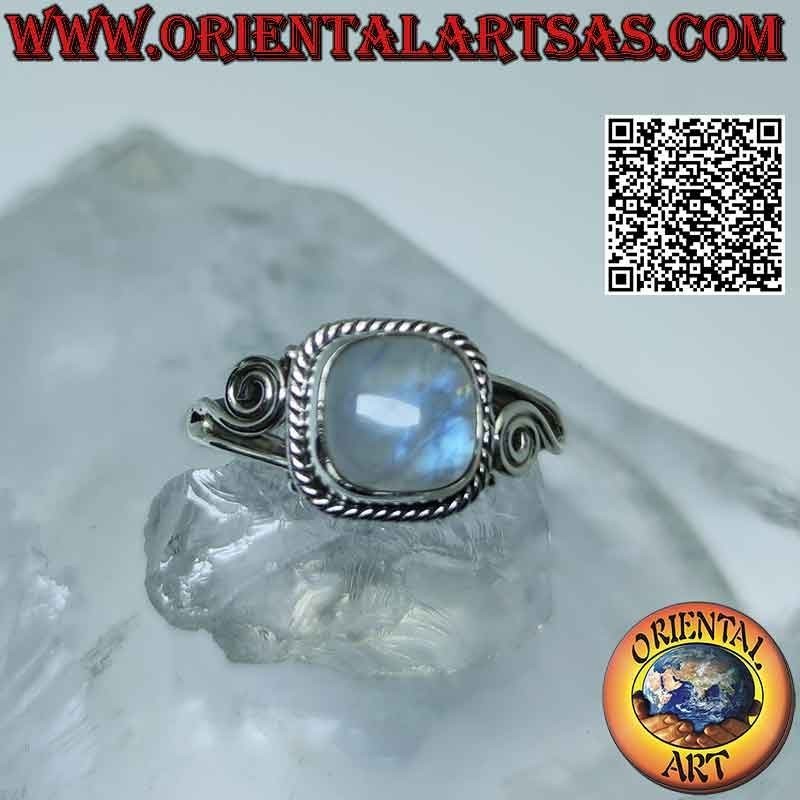 Anello in argento con pietra di luna arcobaleno e spirale asimmetrica