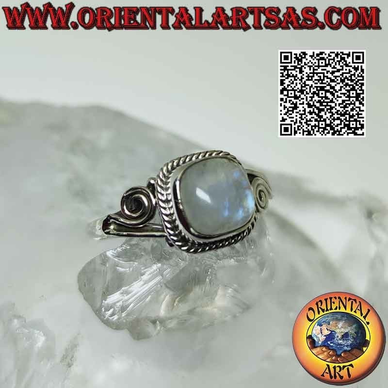 Anello in argento con pietra di luna arcobaleno cabochon contornata da intreccio e spirale asimmetrica sui lati