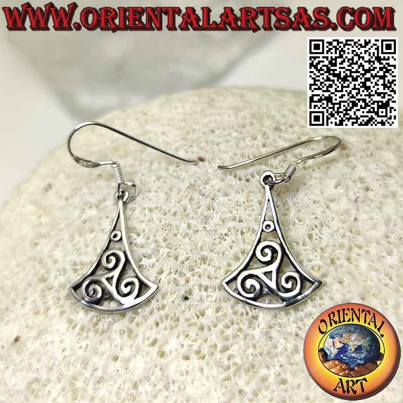 Pendientes de plata triskel (triskell, triskelion) en el triángulo