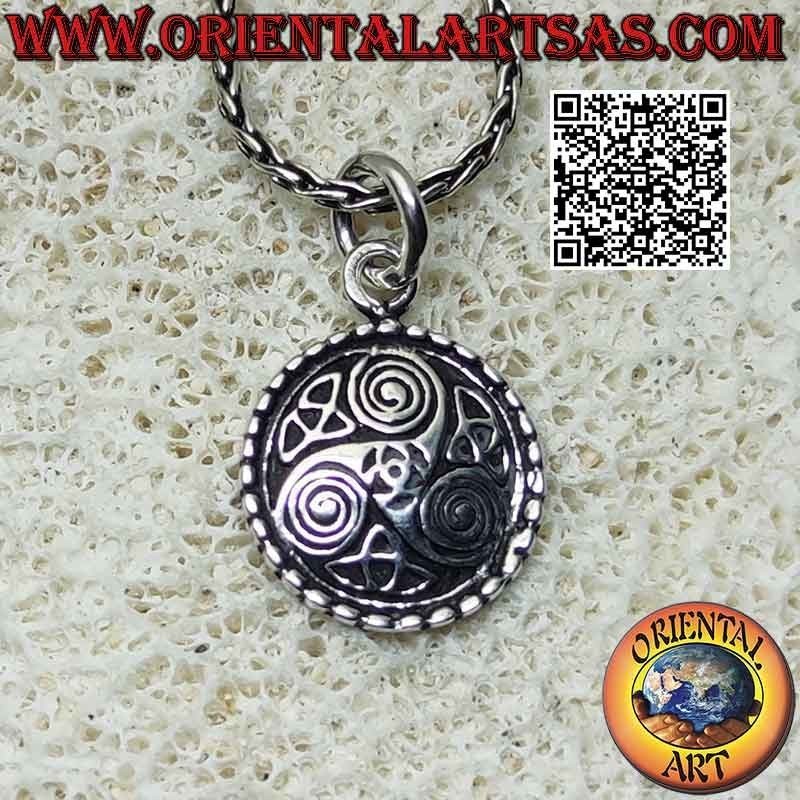 Pendentif en argent, médaille avec Triskele (triskell, triskelion) et trois triquetra alternés