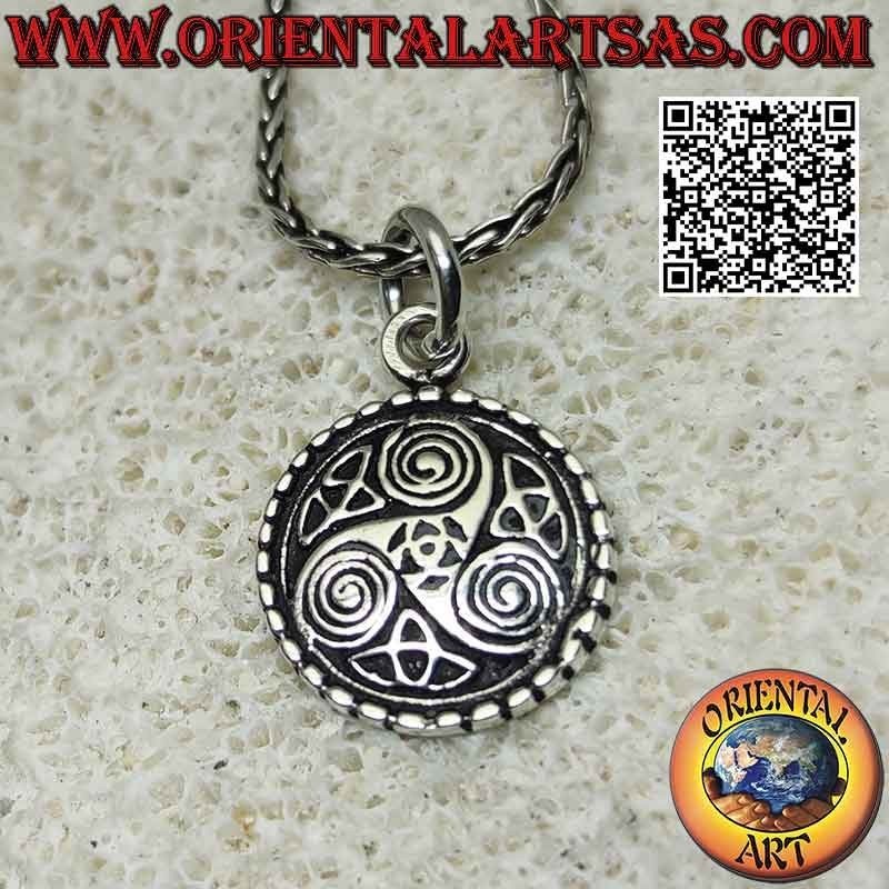 Colgante de plata, medalla con Triskele y tres triquetras
