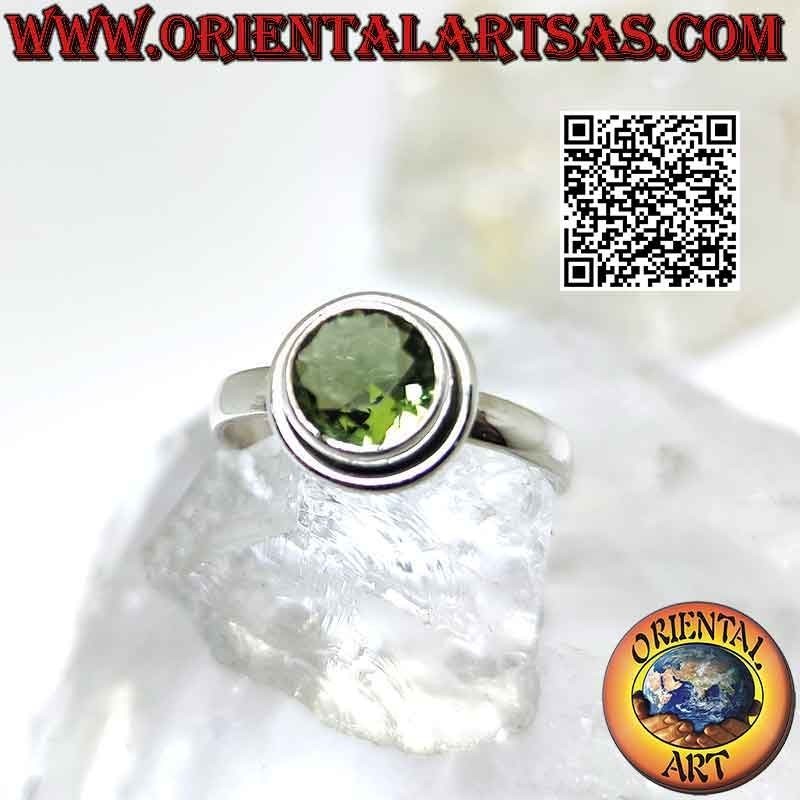 Anillo de plata con peridoto redondo y borde liso que sobresale