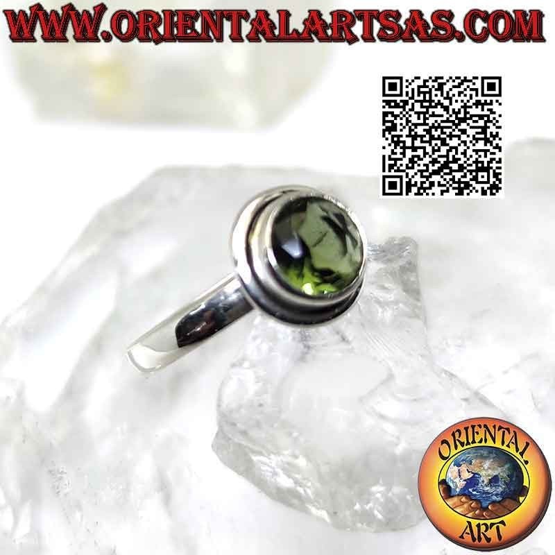 Anillo de plata con peridoto redondo y borde liso que sobresale