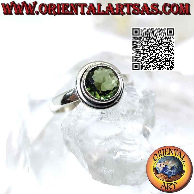 Anillo de plata con peridoto redondo y borde liso que sobresale