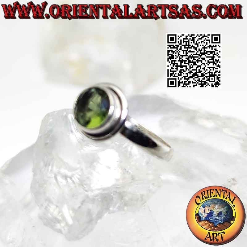 Anello in argento con peridot tondo e bordo liscio sporgente