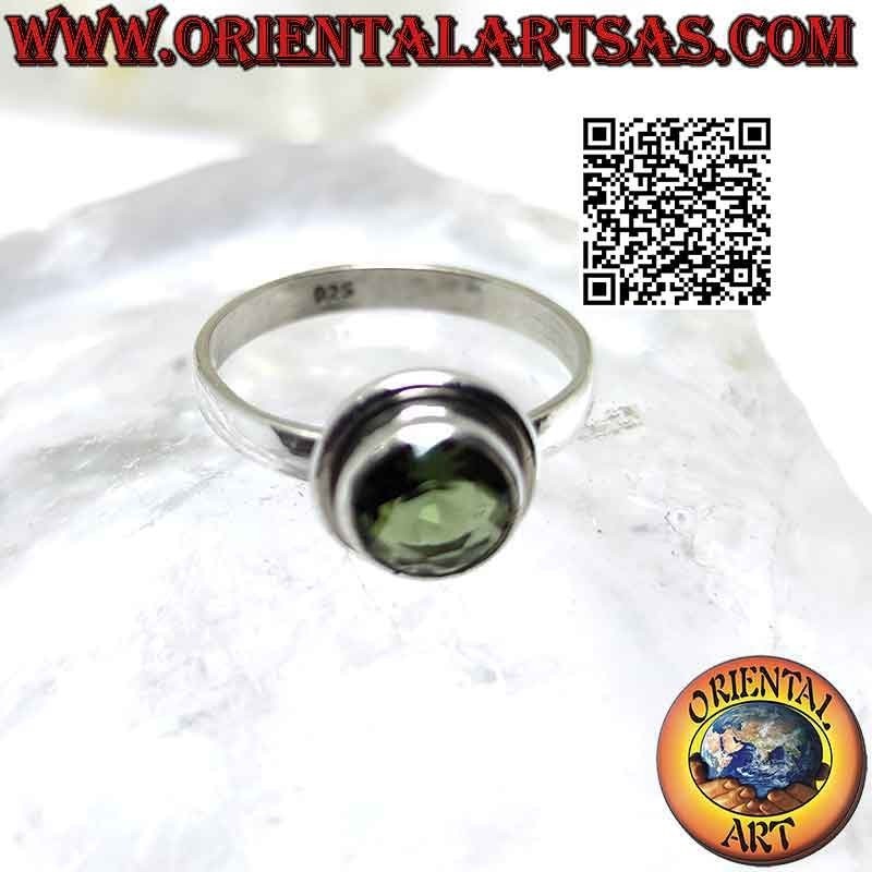 Bague en argent avec péridot rond et bord saillant lisse