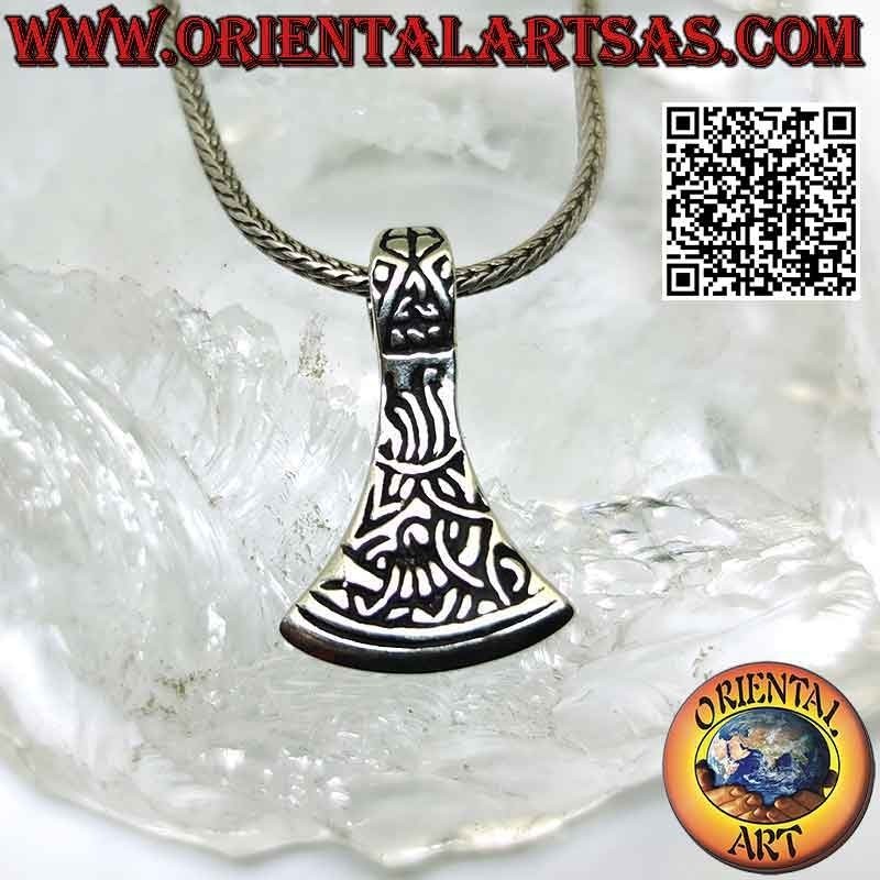 Pendentif en argent avec lame de hache nordique et gravures celtiques