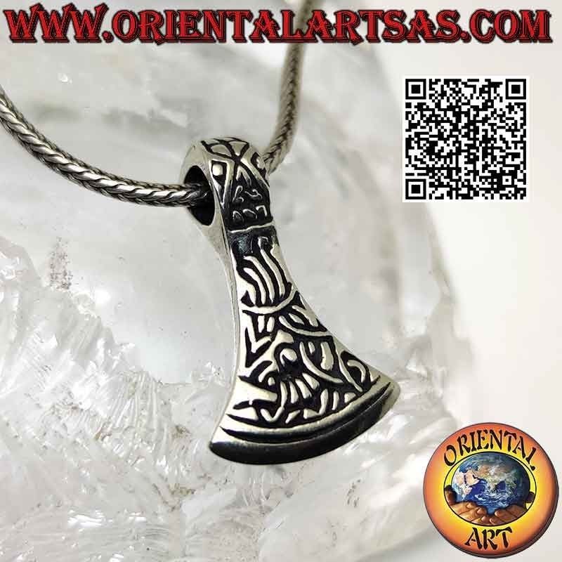 Pendentif en argent avec lame de hache nordique et gravures celtiques
