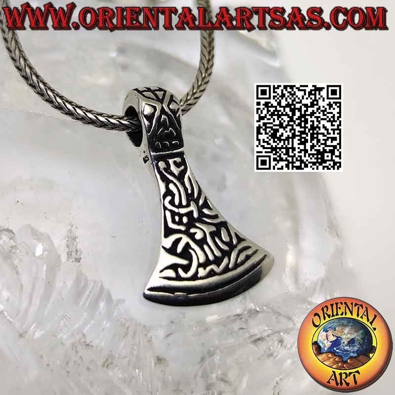Pendentif en argent avec lame de hache nordique et gravures celtiques