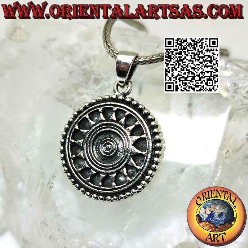 Colgante de plata, mandala solar tibetana con espiral central