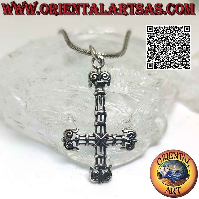 Pendentif en argent, la "croix de Saint-Pierre" ou croix anti-chrétienne aux terminaisons ancrées