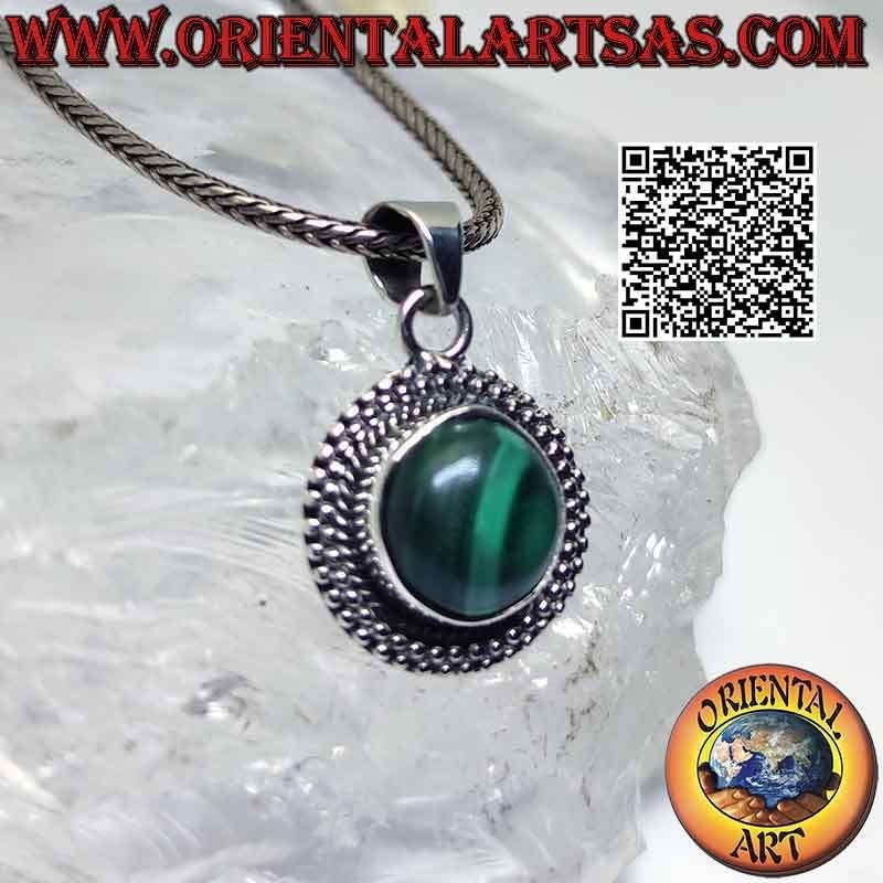 Ciondolo in argento con malachite tonda cabochon contornata da microsfere lisce di diverse dimensioni