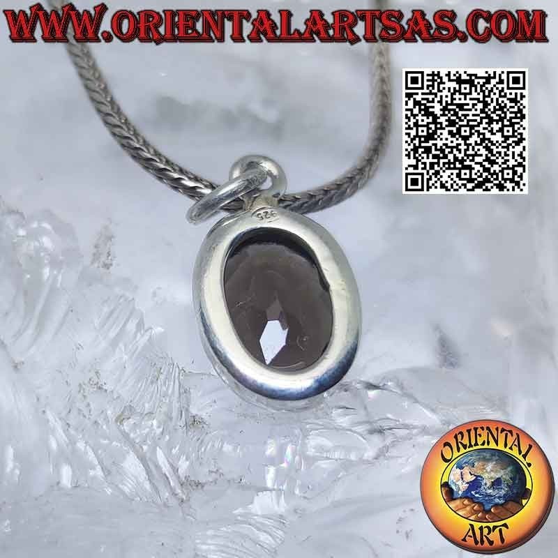 Colgante de plata con cuarzo ahumado ovalado en montura alta lisa