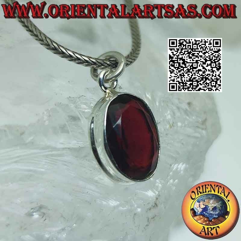 Pendentif en argent avec grenat ovale sur monture haute lisse