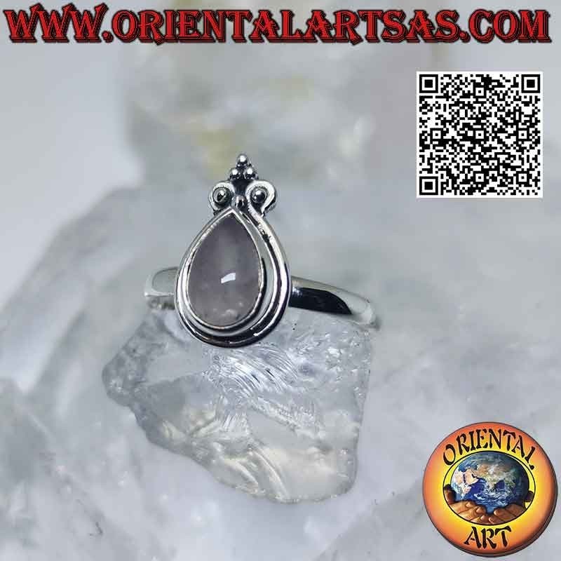 Anillo de plata con gota cabujón de cuarzo rosa, borde liso y corona de lirio