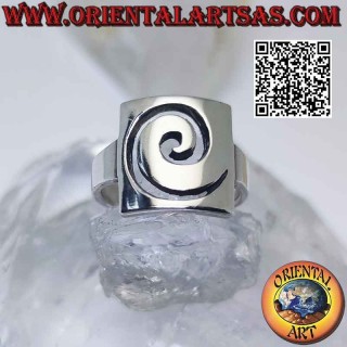 Anillo de plata lisa con apertura en espiral sobre placa rectangular