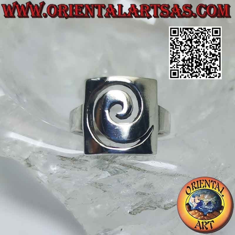 Bague en argent lisse avec ouverture en spirale sur une plaque rectangulaire