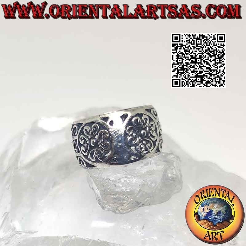 Bague en argent à large bande arrondie à décor floral ajouré