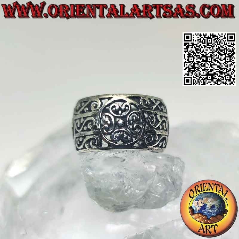 Anillo de plata con gran banda redondeada con decoración floral perforada