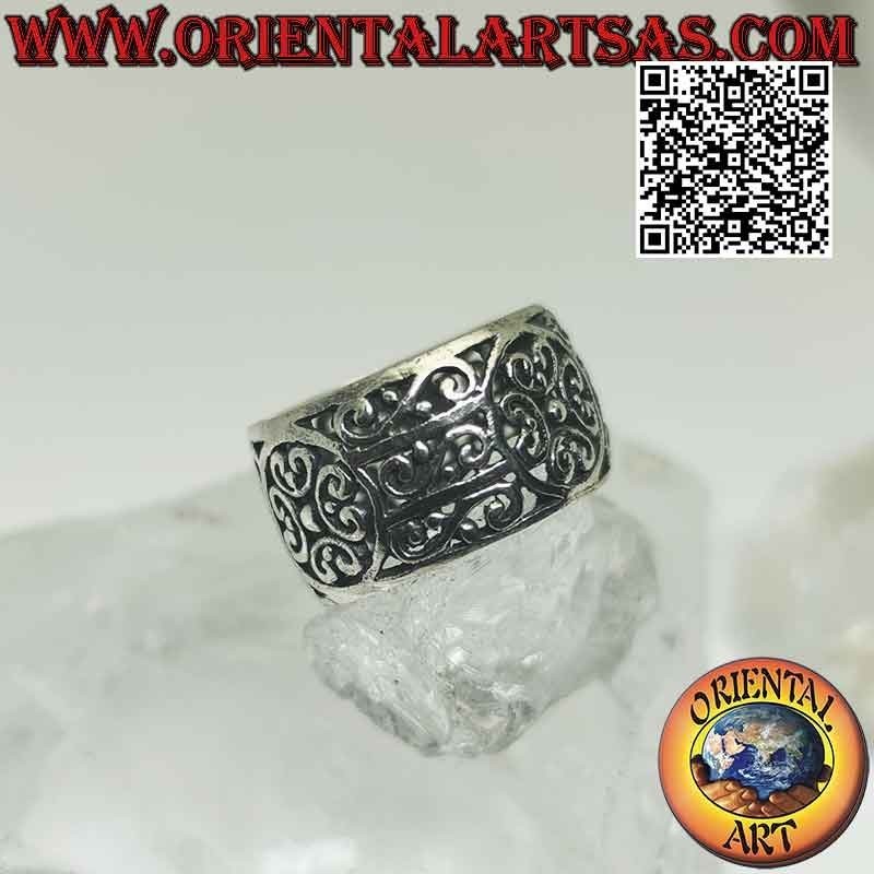 Bague en argent à large bande arrondie à décor floral ajouré