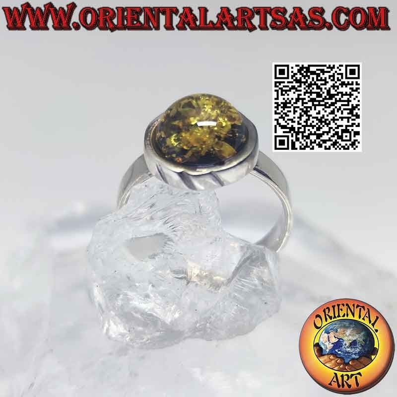 Anello in argento con ambra tonda verde e fascia liscia da 4 mm