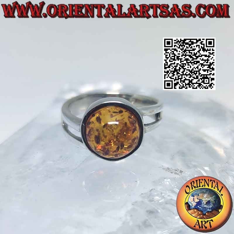 Anello in argento con ambra tonda cabochon e doppio aggancio asimmetrico