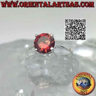 Anello in argento con granato sfaccettato tondo incastonato su montatura liscia doppia (Ø 8 mm)