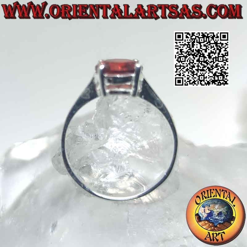 Silver ring with round faceted garnet (Ø 8 mm)