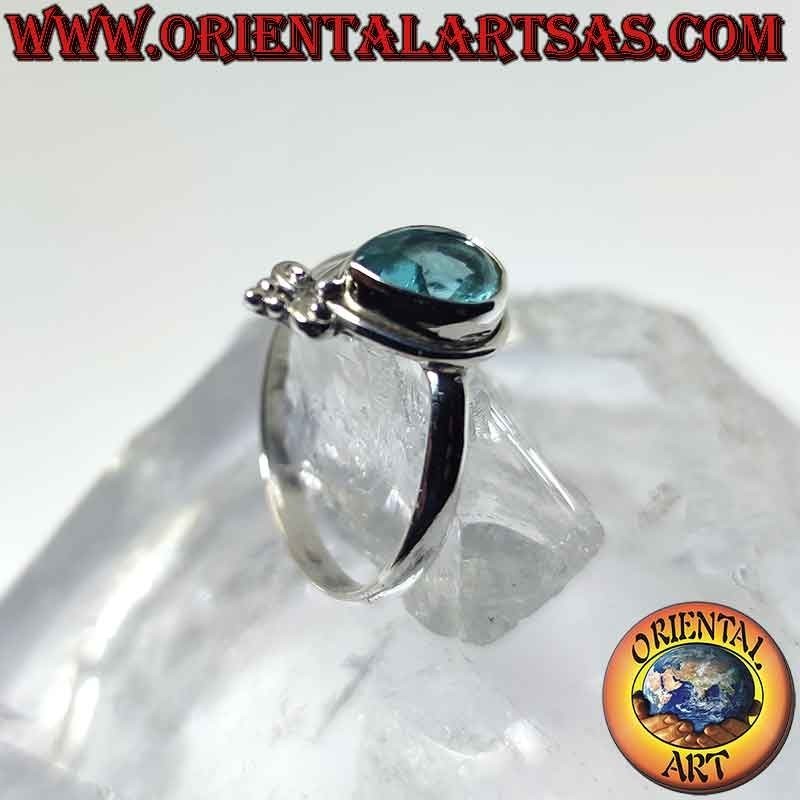 Silberring mit tropfenförmigem blauen Topas und Kronenlilie