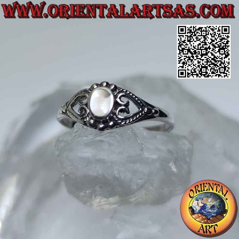 Anello in argento con madreperla ovale piccola tra cuore traforato