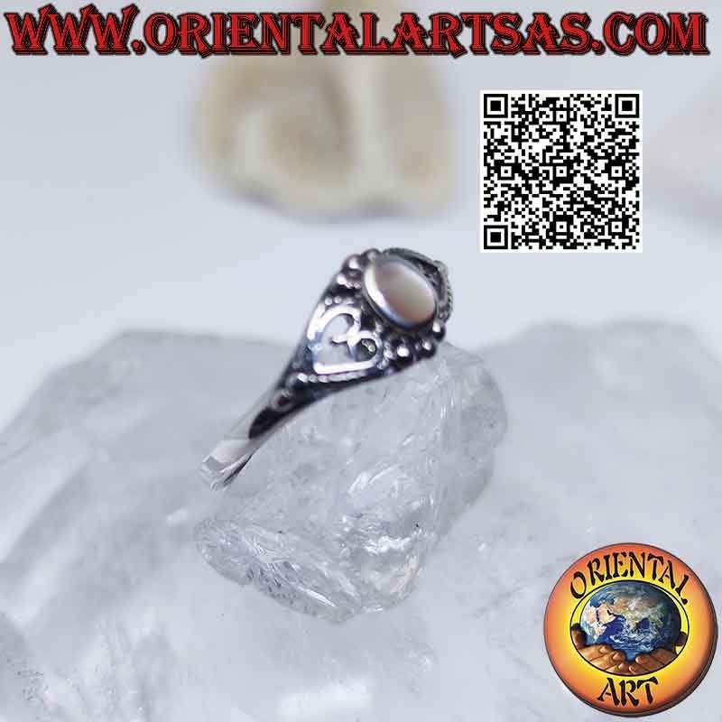 Anillo de plata con nácar pequeño ovalado entre corazón perforado