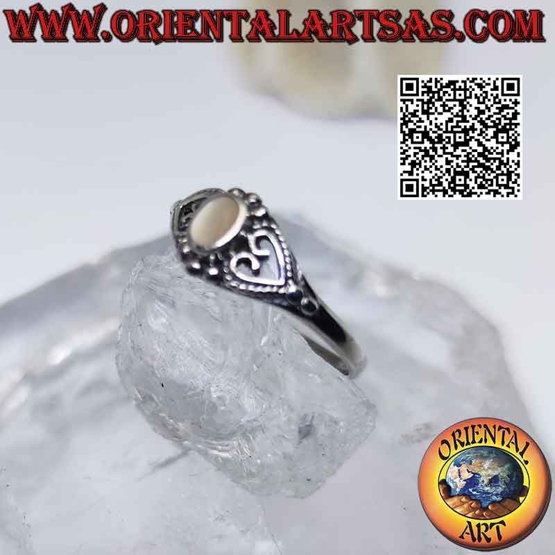 Bague en argent avec petite nacre ovale entre coeur percé