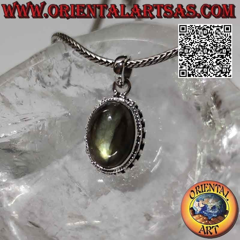 Ciondolo in argento con labradorite ovale cabochon contornato da intreccio e palline distanziate