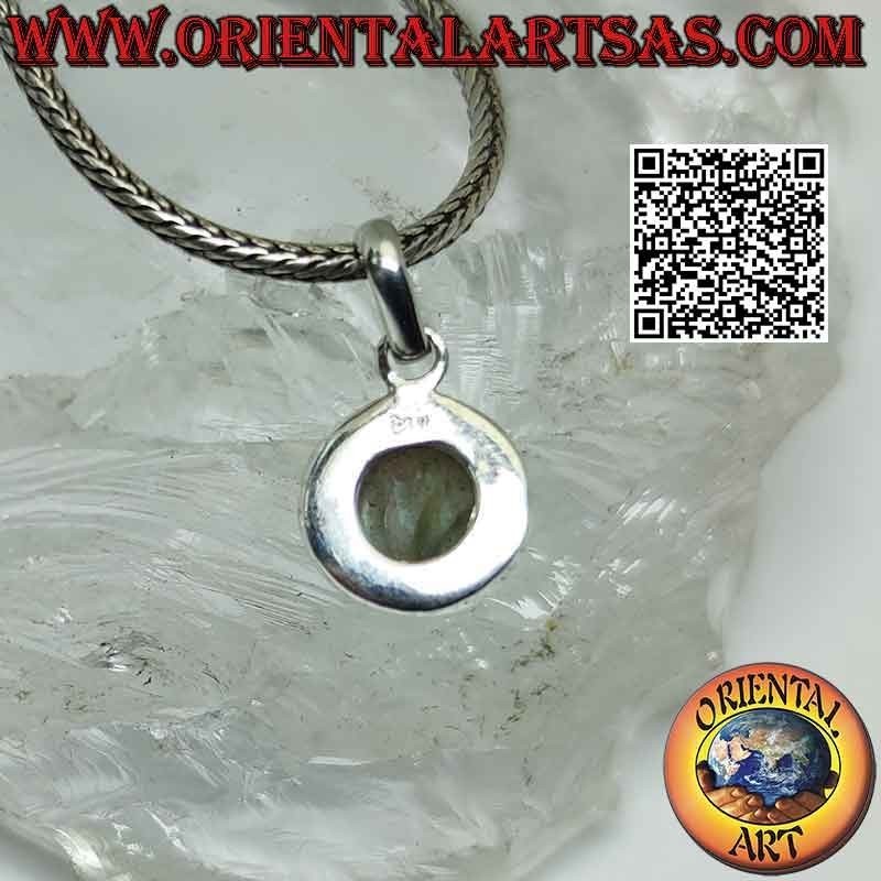 Colgante de plata con cabujón redondo, engaste alto y borde liso