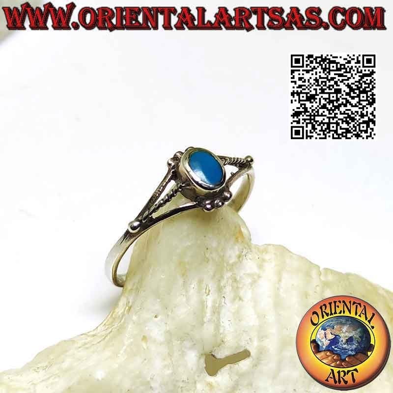 Anillo de plata con pequeña turquesa ovalada entre trío de bolitas