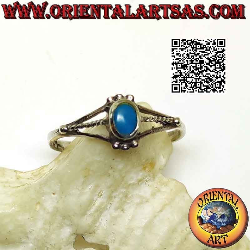 Anello in argento con turchese ovale piccolo tra tris di palline