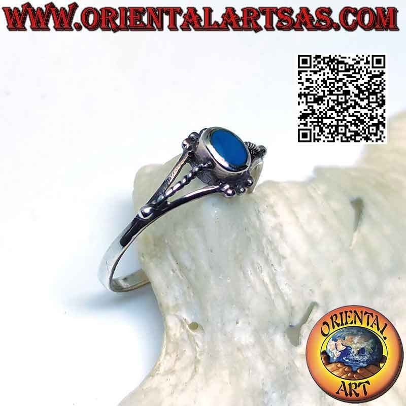 Bague en argent avec petite turquoise ovale parmi trio de boules