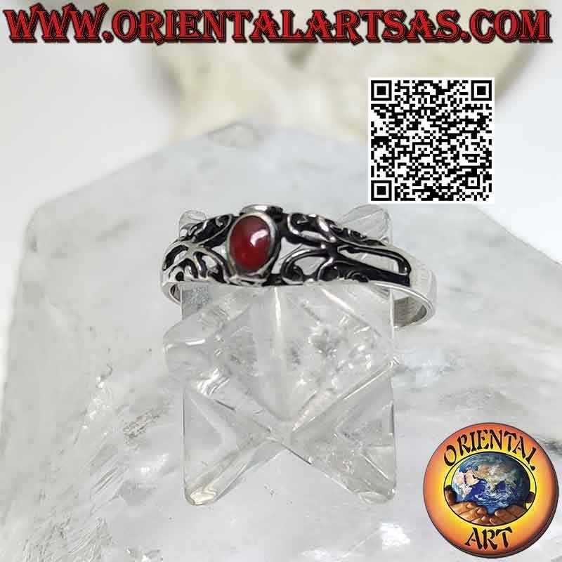 Anello in argento con corniola ovale piccola e decorazioni traforate