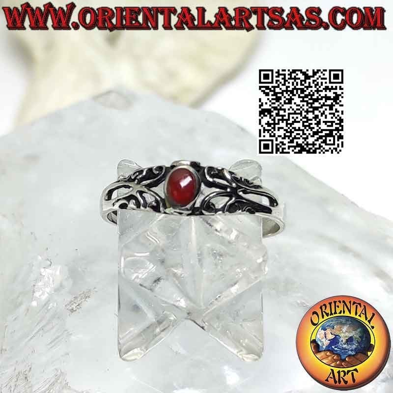 Anillo de plata con cornalina ovalada pequeña y adornos calados.