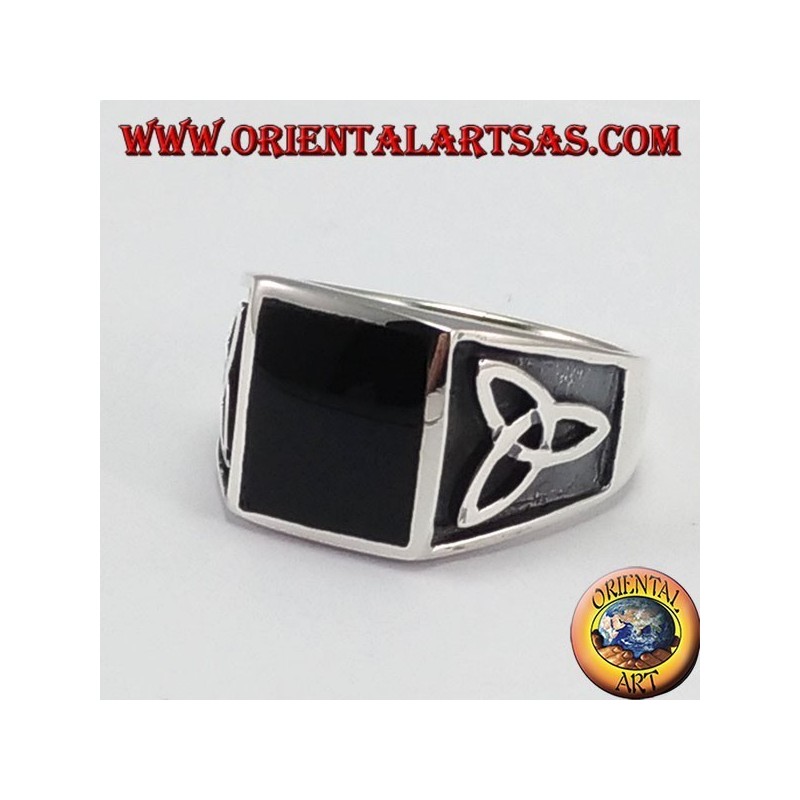Bague en argent avec onyx carré et le noeud de tyrone