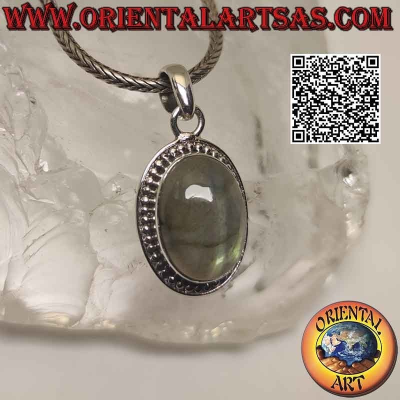 Ciondolo in argento con grande labradorite ovale cabochon contornata da fila di palline e riga liscia