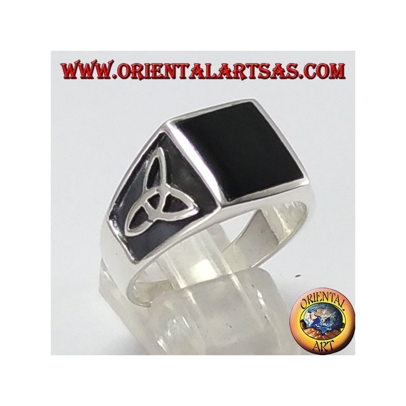 Bague en argent avec onyx carré et le noeud de tyrone