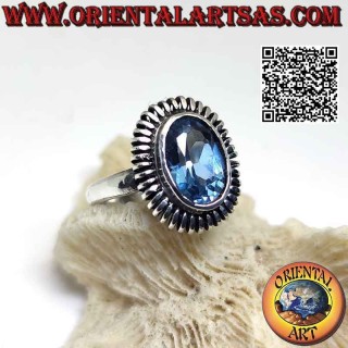 Bague en argent avec topaze bleue ovale entourée d'un ressort lisse